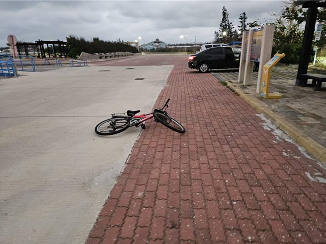 2023年12月21日澎湖县／离岛交通船助手20日摔落码头OHCA，王男所骑乘的单车留在现场。（民眾提供／许逸民澎湖传真）
