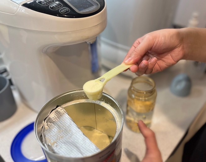 奶粉开封后记得先检查是否含有异物，开封后的保存也十分重要。(中时新闻李曼摄)