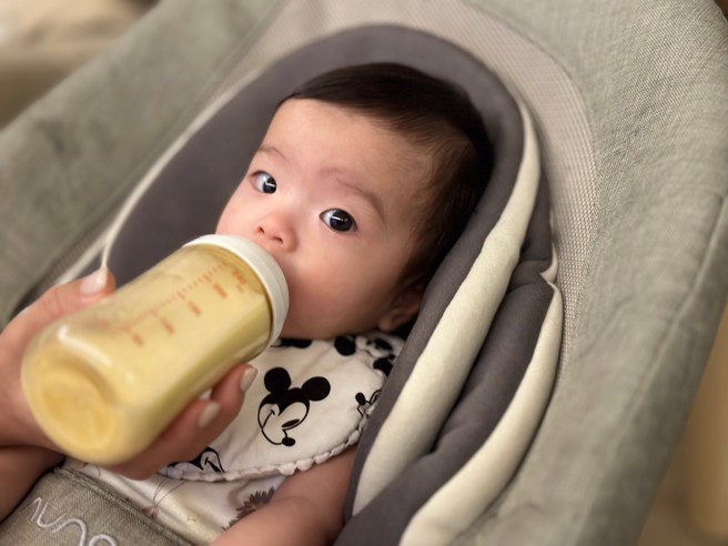 虽然颗粒越少代表奶粉的品质越好，但这些小焦糖颗粒无伤大雅，只要将颗粒异物移除即可正常食用。(图/林辰莹提供)