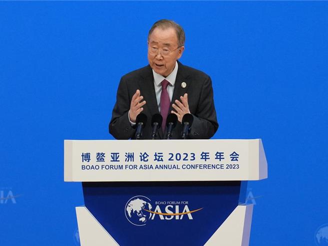 联合国前秘书长潘基文21日在新浪财经2023年会上表示，中国经济持续转型有望为全球经济復甦做重大贡献。（摘自中新社）