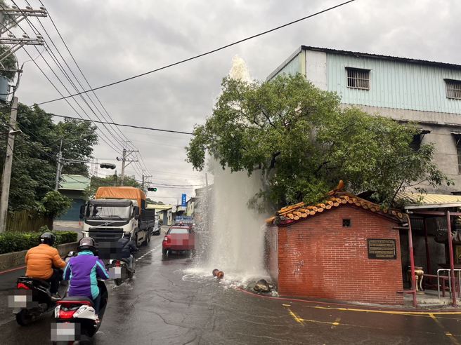 新北市五股區民義路一段上有座消防栓遭撞倒，噴出3層樓高的水柱。（圖／翻攝照片）