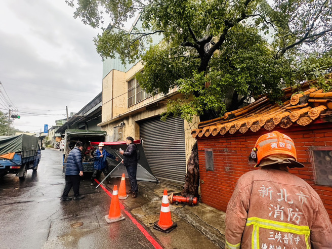 自來水公司人員已於上午9時28分許關閉制水閥。（圖／翻攝照片）