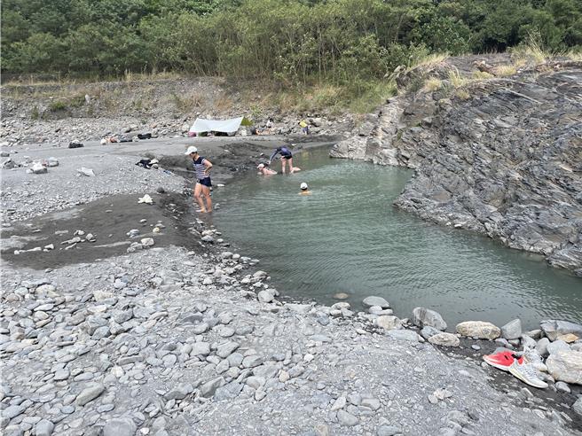 台东县太麻里乡金崙野溪温泉原是天冷泡汤好去处，近日陆续传出断水消息。（蔡旻妤摄）