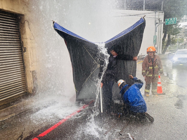 新北市五股區民義路一段上有座消防栓遭撞倒，噴出3層樓高的水柱。（圖／翻攝照片）