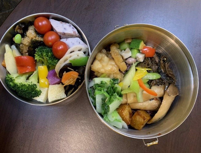 中市府員工餐廳帶頭推動使用鐵製便當盒，市府鄰近區域一次訂滿30個即可外送鐵製便當盒，由店家提供外送、回收及代為清洗，打破過去外送增加環境負擔的刻板印象。(圖/臺中市政府秘書處提供)