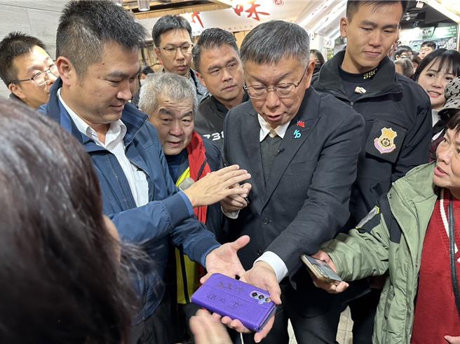 民眾党总统候选人柯文哲今上午到南门市场拜票。（杨亚璇摄）