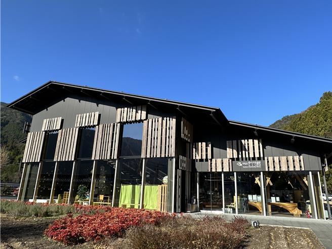 建筑大师隈研吾木造建筑巡礼，其中被誉为四国最美的「云之上图书馆」受到游客喜爱。（吴娮翎摄）