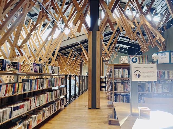 云之上图书馆内部，处处可见建筑大师隈研吾的设计巧思。（吴娮翎摄）