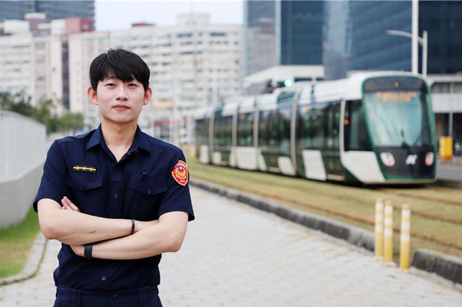 高市府特別邀請高市警新興分局五福二路派出所警員陳里揚拍攝交通安全宣導短片，呼籲大家在飲酒後切勿駕駛，並多利用大眾運輸工具或找代駕等代步方式，守護自身與他人的用路安全。（高市府新聞局提供／洪浩軒高雄傳真）