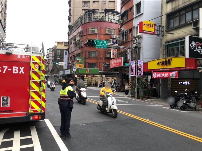 板桥区上午突然大规模停电，中正路社区大楼重启电梯时，疑过热引发火警。（民眾提供）