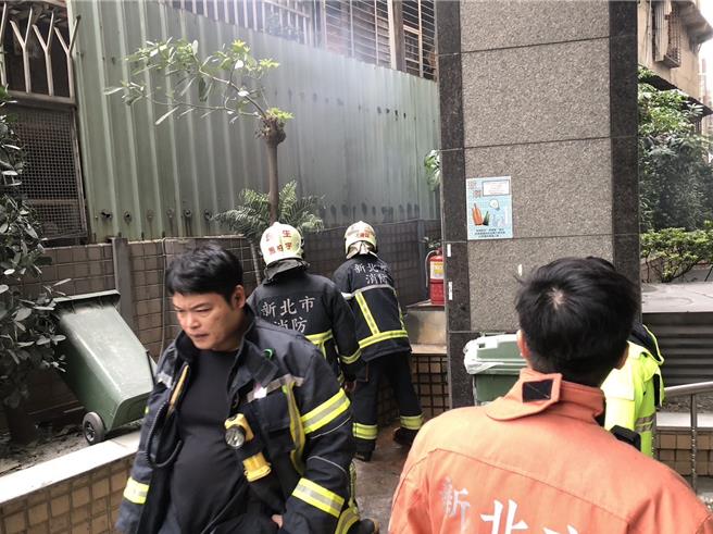 板桥区上午突然大规模停电，中正路社区大楼重启电梯时，疑过热引发火警。（民眾提供）