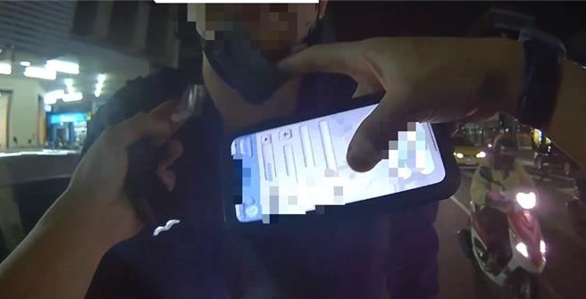 高雄男子開車講電話遭攔查，眼尖員警發現口罩有異，竟藏有一袋三級毒品FM2。（警方提供／任義宇高雄傳真）