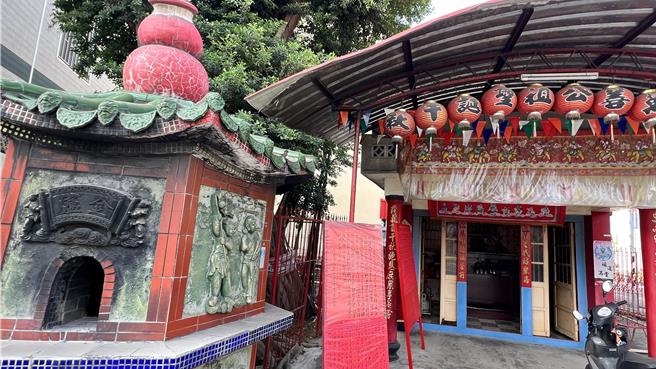 台南市下營區營前里中正南路上有一座萬善堂，看似不起眼的小廟，在當地卻有近1甲子的歷史。（張毓翎攝）