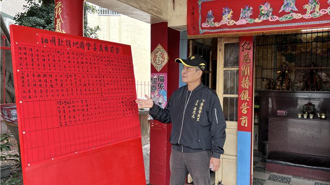 台南市下營區營前里當地里長姜忠志表示，這間萬善堂從他小時候就存在，當地信眾得知廟地遭法拍後，決定透過群眾募資買回廟地。（張毓翎攝）
