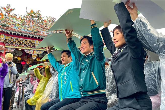 民進黨總統候選人賴清德（右二）今天與歌仔戲演員唐美雲（右一）、立委候選人陳俊宇（右三）等人高舉綠色圖卡，拼出「選」字，與其他縣共組成「選對的人」等字。（李忠一攝）