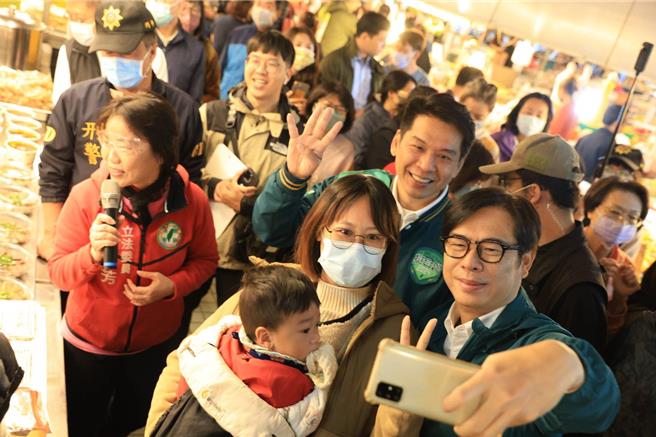 2024選戰進入倒數，高雄市長陳其邁在20日立委號次抽籤後，隨即請假陪同黨籍立委車掃並到自由黃昏市場拜票。（摘自陳其邁臉書／洪浩軒高雄傳真）