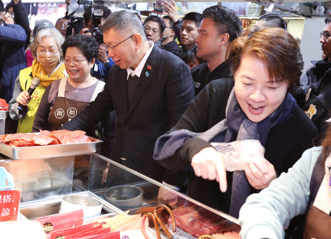 民眾党总统候选人柯文哲（右三）21日前往「南门市场」拜票，黄珊珊（右一）陪同，开心与摊商话家常。（陈俊吉摄）
