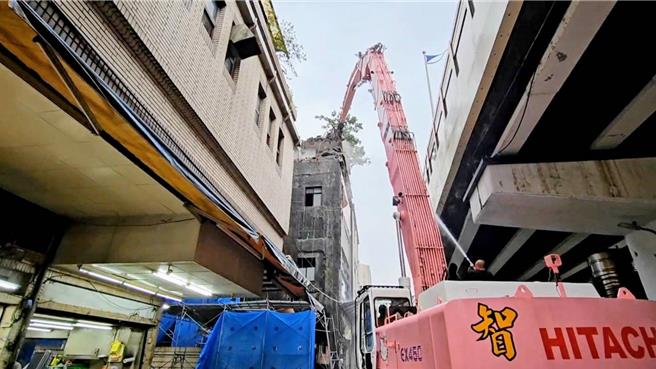 基隆市愛一路一處舊製冰廠日前發生樓地板坍塌，市府都發處21日上午依《建築法》強制拆除。（張志康攝）