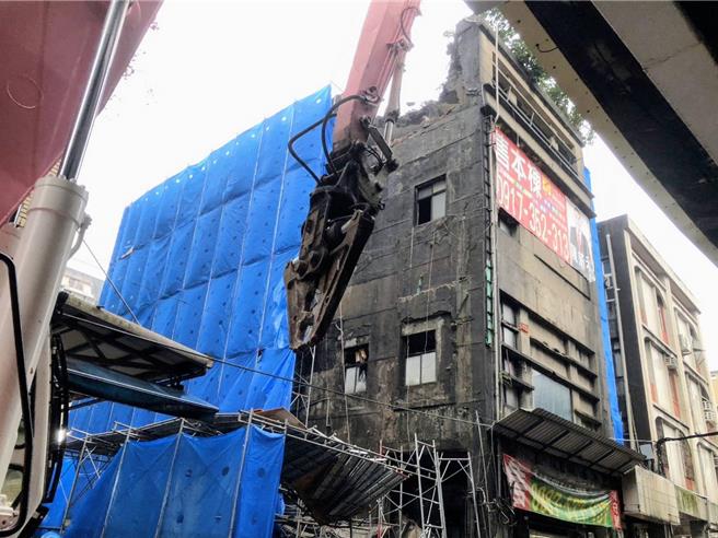 基隆市愛一路一處舊製冰廠日前發生樓地板坍塌，市府都發處21日上午依《建築法》強制拆除。（張志康攝）