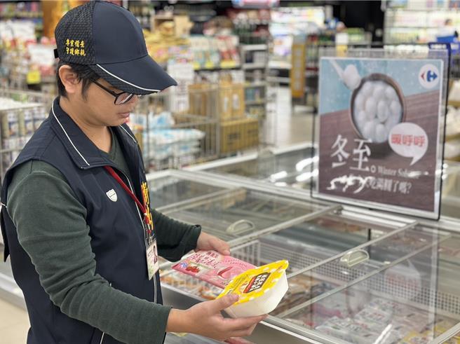 冬至天冷，火锅类食材大增，卫生局派员稽查各卖场超市等贩卖食材是否符合食品标准。（花莲县衞生局提供／王志伟花莲传真）
