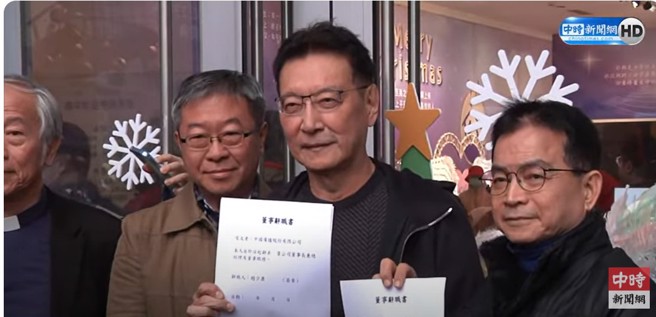 趙少康出示空白「董事辭職書」，喊話賴清德盡快捐出萬里老家。（圖截自中時YT頻道）