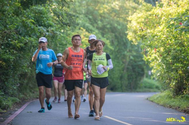 視障者與陪跑員之間需訓練默契，陪跑是一種心靈溝通的橋樑。（圖／台灣盲人環台為公益而跑協會）