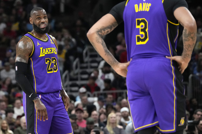 詹姆斯（左）此战攻下25分，湖人依然无法止败。（美联社）