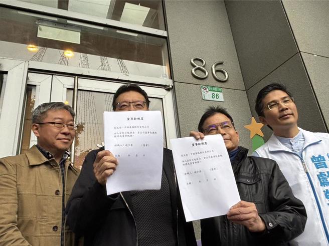 國民黨副總統候選人趙少康今秀出中廣董事辭職書。（張薷攝）