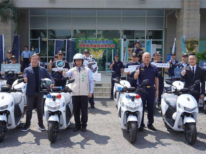 台南市警察局局长廖宗山（右二）表示，未来会精进员警执勤装备，以提升员警执勤安全及科技侦查能量。图为今年市长黄伟哲（左二）主持受赠机车启用典礼。（台南市政府警察局提供／张毓翎台南传真）