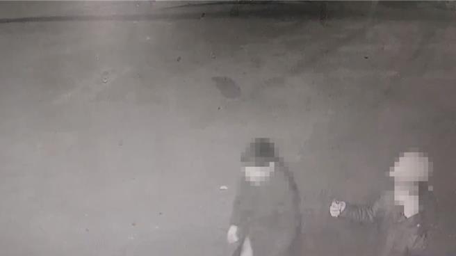 謝姓男子因不滿被按鳴喇叭就持刀攻擊汽車，20日晚間謝男（左）在家人陪同下到案說明。（警方提供／孫英哲彰化傳真）