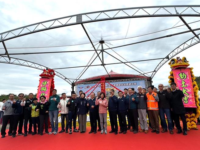 为改善台中市大里区十九甲地区民眾下台74线需迴转及来回绕行才能通往各地情形，交通部公路局规画台74线增设十九甲交流道北出匝道，21日举办开工动土典礼，多位地方民代、乡亲都到场共襄盛举。（潘虹恩摄）