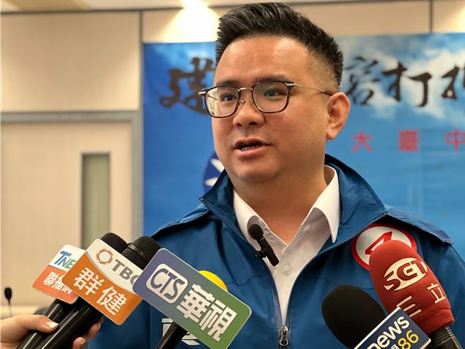 黄健豪则反击，民进党不抹红就不会选，所有照片都公开在他个人脸书，只是正常交流、没有秘密。（张亦惠摄）