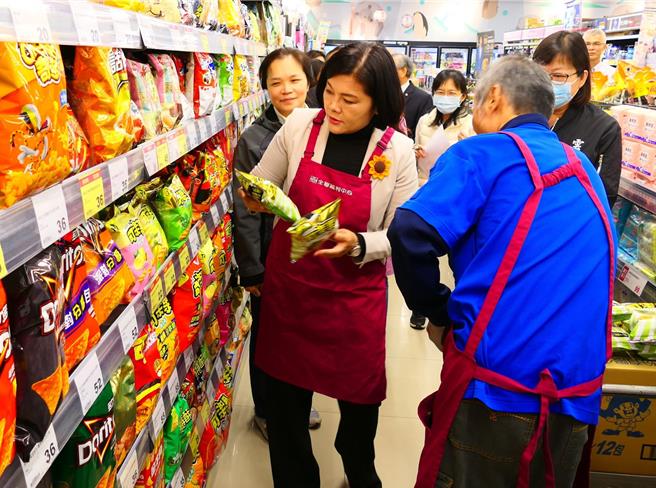 雲林縣政府為鼓勵銀髮族繼續活躍於勞動市場，去年10月在虎尾鎮設立「雲林縣銀髮人才服務據點」，21日雲林縣長張麗善（左二）到工作現場鼓勵銀髮族勇於接受挑戰，開啟人生事業新篇章。（張朝欣攝）