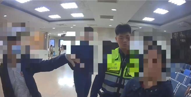 王姓女子交保後肚子餓，在北檢偷吃書記官的外送漢堡。（警方提供）