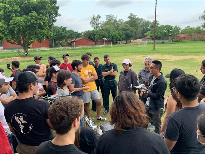 台科大教师团队前往巴拉圭办理工作坊，指导台巴科大学生使用空拍机记录亚松森旧城区周边河畔制作地表模型，解决当地亚松森旧城区易受水患侵扰痛点。（台科大提供）