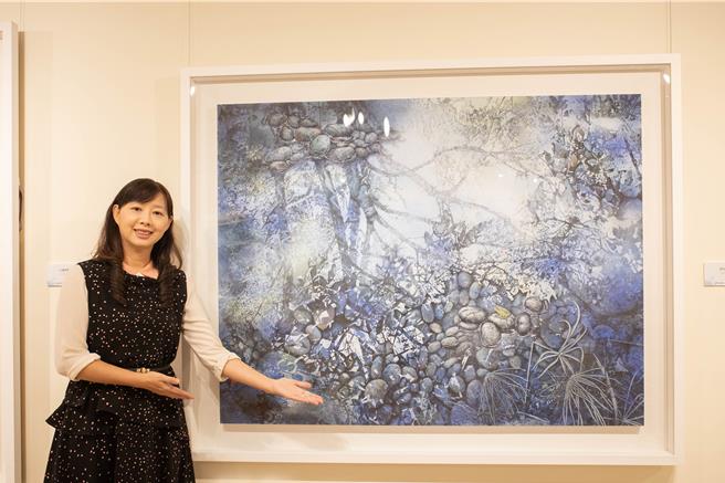 林菊珍膠彩作品《浮光掠影Ⅲ》波紋流動及豐富光影的虛實變化，一池藍調樹影。（陳淑娥攝）