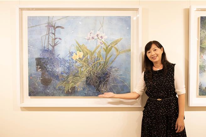 林菊珍膠彩作品《花語系列》超越一般膠彩花卉表現，透過色彩及肌理層次烘托出清新脫俗的氛圍。（陳淑娥攝）
