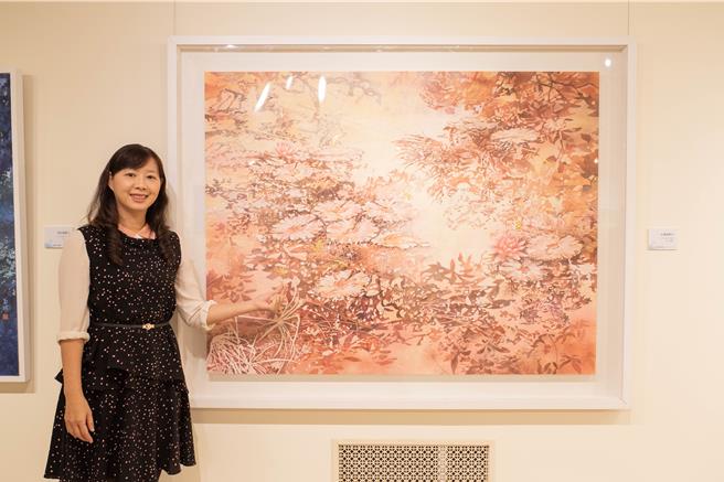 林菊珍《水漾掠影》系列作品粉暖色調詮釋蜻蜓在波光粼粼的水面與荷葉上嬉戲，蘊含源源不絕的生命力。（陳淑娥攝）