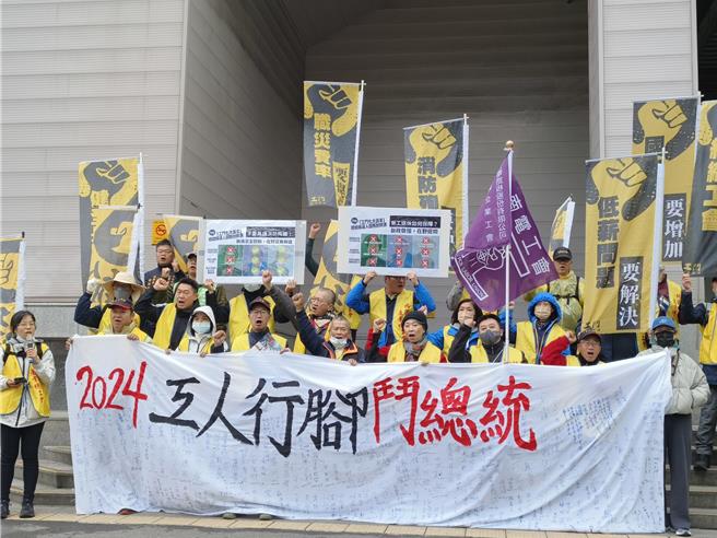 工斗团体21日行脚到桃园火车站，揭露蓝绿白总统候选人对于诉求「如何保障劳工退休生活」、「如何终止消防员殉职」回应。（赖佑维摄）