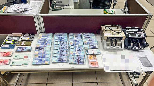 竹北警分局查獲正副總統選舉賭盤，查扣現金385萬餘元及點鈔機等涉案證物。（竹北警分局提供／羅浚濱新竹傳真）