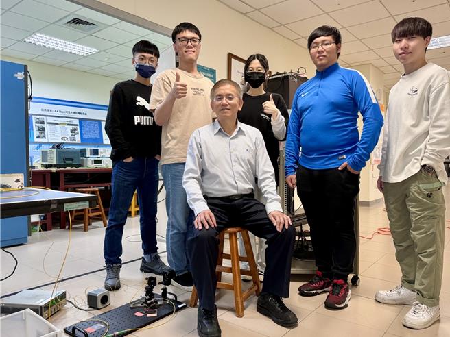 北科大光電系終身特聘教授呂海涵（左三）研發成果登上《自然》系列期刊《通訊工程》。（北科大提供）