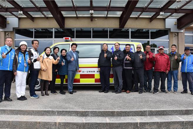 统一企业及统一超商21日捐赠救护车给苗栗县政府消防局。（谢明俊摄）