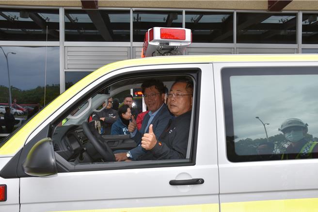 统一企业及统一超商21日捐赠救护车给苗栗县政府消防局，由秘书长陈斌山及与统一企业发言人凃忠正共同发动新车。（谢明俊摄）