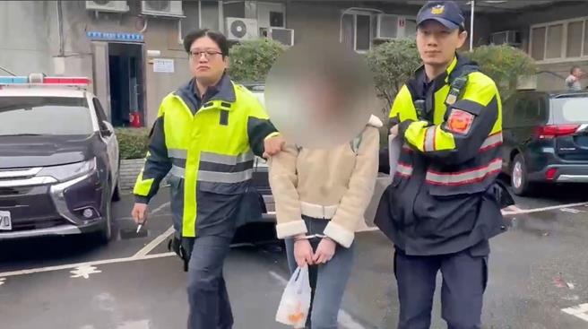 员警用拘票将车手蔡女拘提逮捕，依诈欺及洗钱法等罪送办，检察官复讯后声押，法院也裁定羁押禁见。（新北市三峡警分局提供／刘玮晴新北传真）
