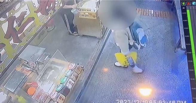 24岁港籍蔡姓女子趁离台前的空檔，前往三峡老街大啖美食，还在自己IG限动PO文，遭专案小组掌握动态，声请拘票后将她当场逮捕。（新北市三峡警分局提供／刘玮晴新北传真）