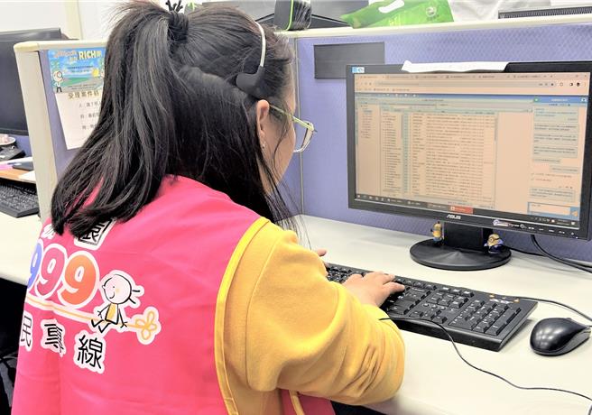 桃园1999开发生成式AI人机协作系统，协助话务人员查询整理市政问答。(研考会提供／蔡依珍桃园传真)
