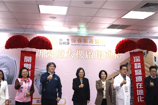 恒春旅游医院新医疗大楼歷经6次招标后，终于21日落成启用，斥资5亿5000余万的新大楼，除床数增至137床、增设高压氧治疗舱等医疗设备外，还迎来屏南地区首台MRI核磁共振成像仪。（谢佳潾摄）