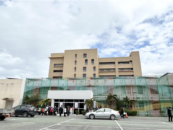 恒春旅游医院新医疗大楼歷经6次招标后，终于21日落成启用，斥资5亿5000余万的新大楼，除床数增至137床、增设高压氧治疗舱等医疗设备外，还迎来屏南地区首台MRI核磁共振成像仪。（谢佳潾摄）