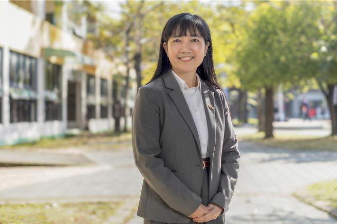 六家高中校長江月媚號召竹北高中第一屆校友記得23日回娘家。（羅浚濱攝）