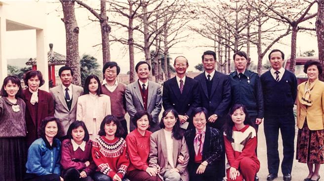 1992年竹北高中第一屆學生是在六家國中南棟校舍上課，時任教育廳長的陳英豪（後排右五）、校長連添財（後排右四）、教育處長鄭飄（後排左三）與江月媚（前排右三）等老師在木棉花道合影。（江月媚提供／羅浚濱新竹傳真）